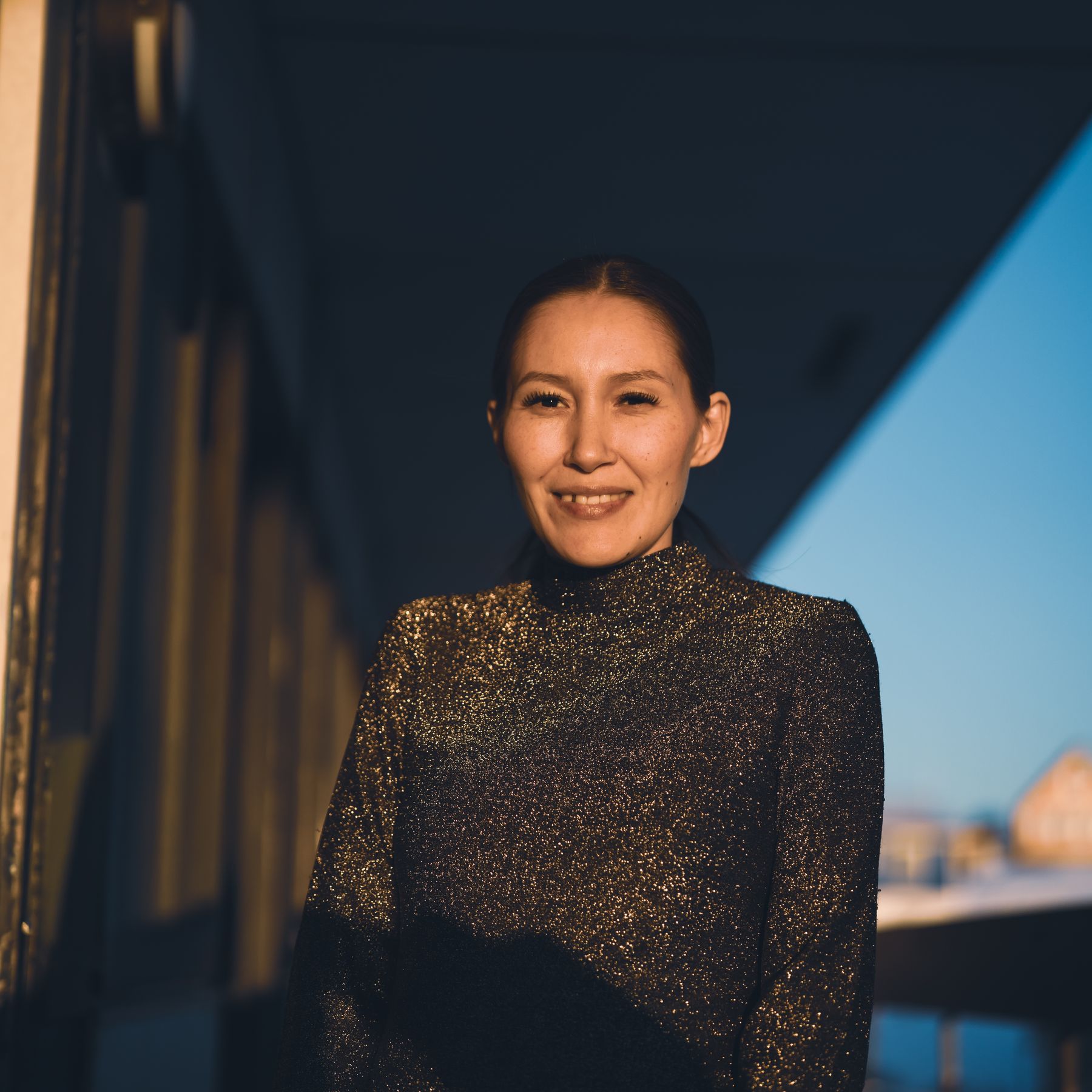 Portræt i aftenlys, kvinde i mørk bluse